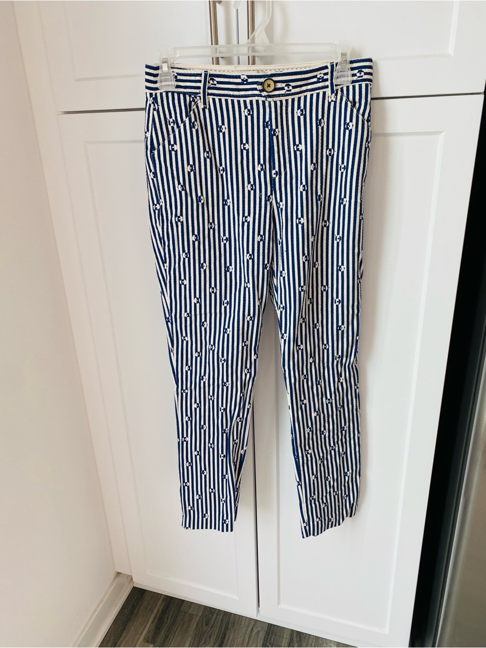 Womens essential slim Anthropologie size 0 pinstriped blue cream slacks